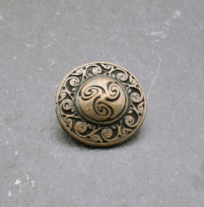 Keltischer Knopf mit Triskele bronzefarben